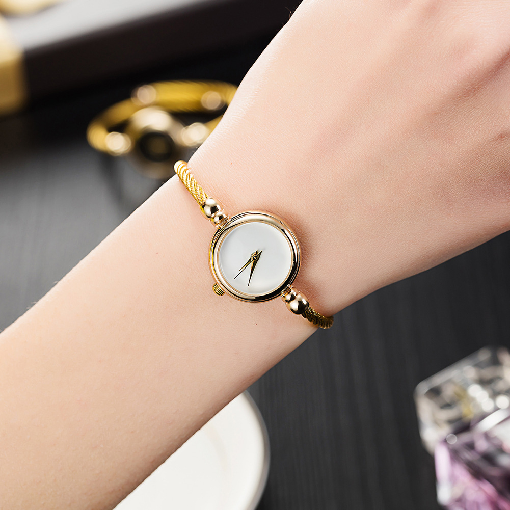 Jewelry Watches Vintage - นาฬิกาข้อมือควอตซ์ทรงกลมขนาดเล็กสไตล์วินเทจสำหรับผู้หญิง พร้อมกำไลข้อมือแบบเปิดลายเชือกเกลียวสีทอง นาฬิกาเรียบง่ายสำหรับผู้หญิง เหมาะสำหรับใช้ในชีวิตประจำวัน