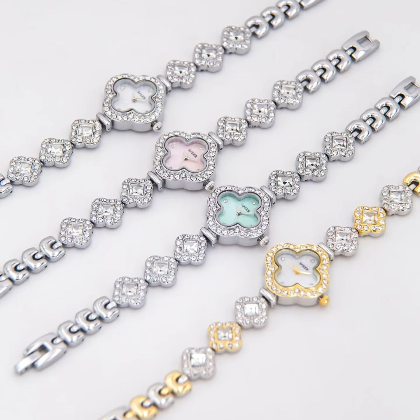 Jewelry Watches Vintage - นาฬิกาควอตซ์ประดับเพชรเต็มรูปแบบลายใบโคลเวอร์สี่แฉกสำหรับผู้หญิง สไตล์วินเทจ สายสร้อยข้อมือมุก นาฬิกาข้อมือควอตซ์ ของขวัญสุดหรู